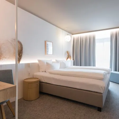 Hafenhotel Zu 호텔 4*